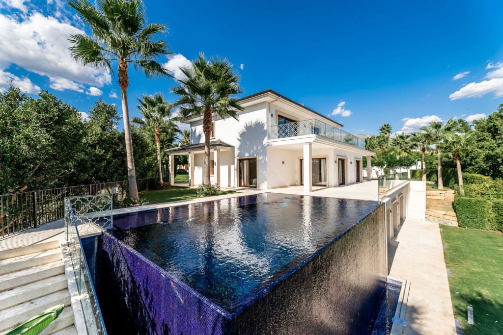 5 makuuhuone Huvila myytävänä paikassa Nueva Andalucia mukana uima-altaan 
autotalli - 7 500 000 € (Ref: 8419294)