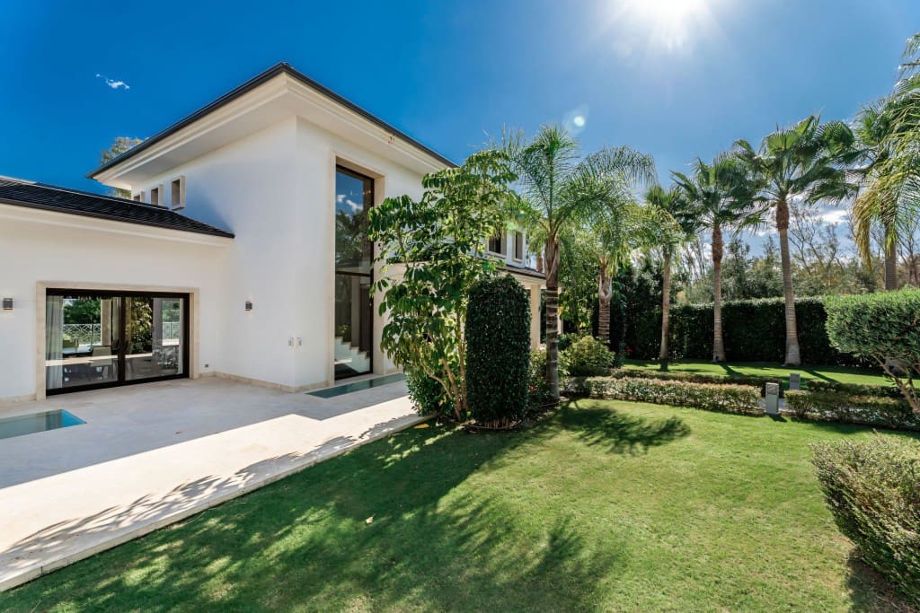 5 makuuhuone Huvila myytävänä paikassa Nueva Andalucia mukana uima-altaan 
autotalli - 7 500 000 € (Ref: 8419294)