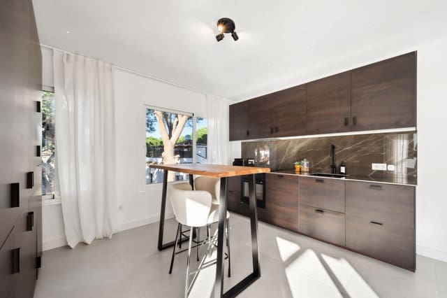 4 Zimmer Penthouse zu verkaufen in Nueva Andalucia, Marbella mit Pool - 895.000 € (Ref: 8424170)