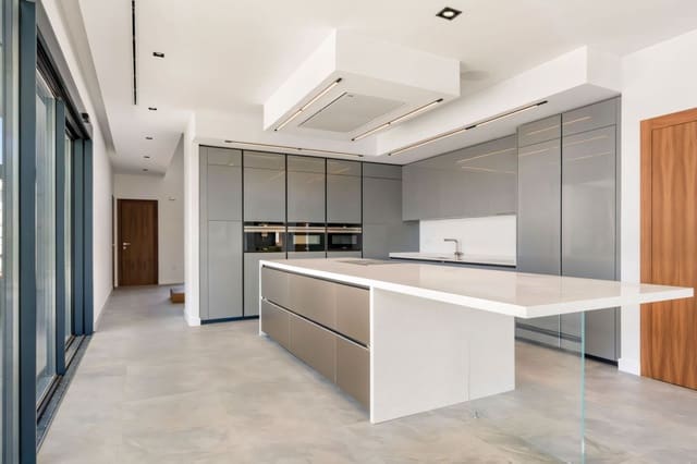 4 makuuhuone Huvila myytävänä paikassa Benalmádena mukana uima-altaan 
autotalli - 3 250 000 € (Ref: 8436940)