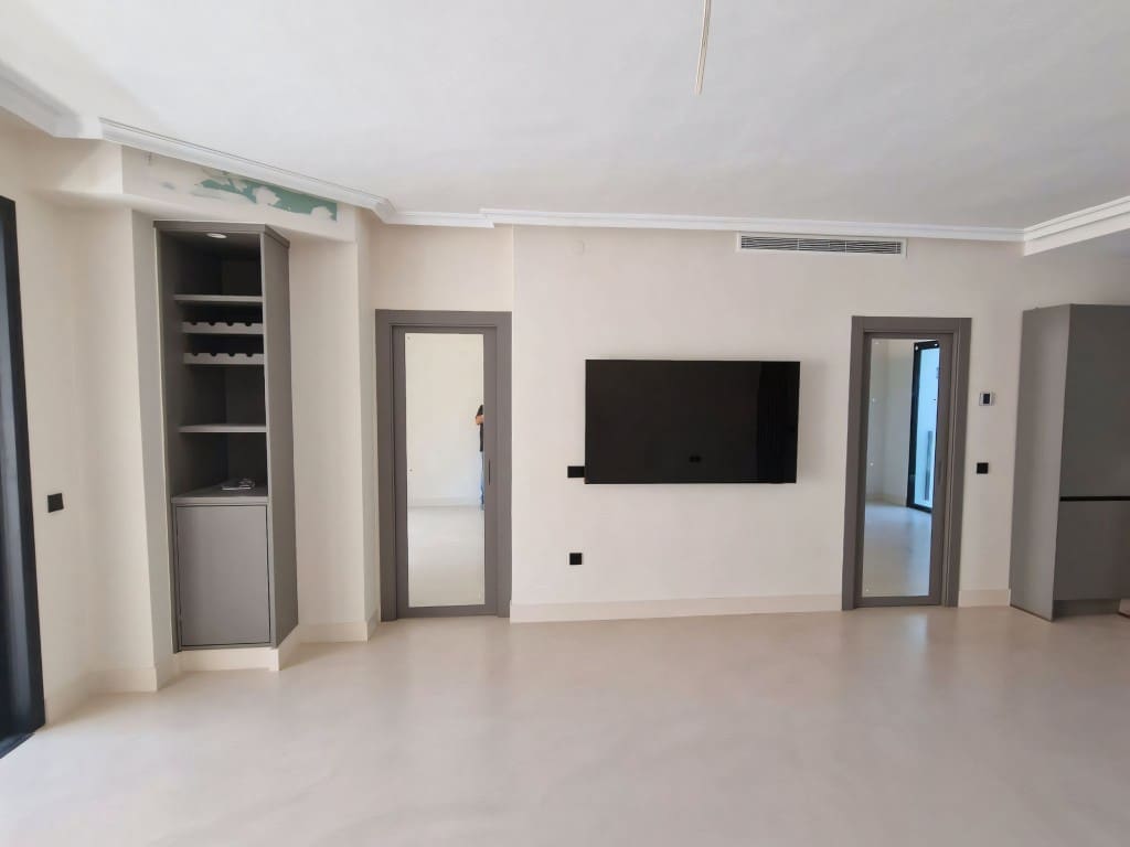 2 bedroom Apartment for sale in Puerto Banus - € 750,000 (Ref: 8472302)