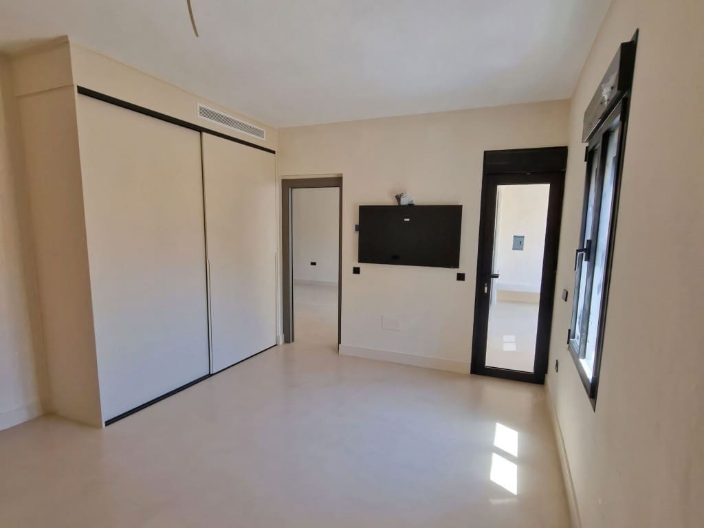 2 bedroom Apartment for sale in Puerto Banus - € 750,000 (Ref: 8472302)