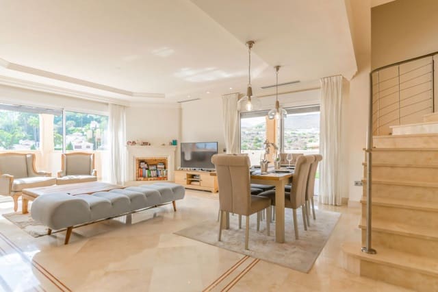 3 sypialnia Penthouse na sprzedaż w Nueva Andalucia, Marbella z basenem garażem - 1 100 000 € (Ref: 8480661)