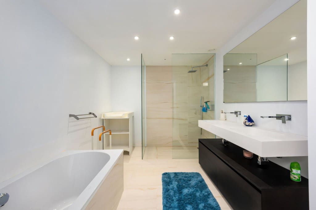 5 bedroom Villa for sale in Nueva Andalucia with pool garage - € 1,895,000 (Ref: 8500058)