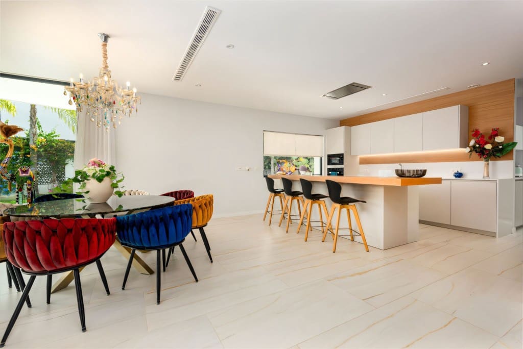 5 bedroom Villa for sale in Nueva Andalucia with pool garage - € 1,895,000 (Ref: 8500058)