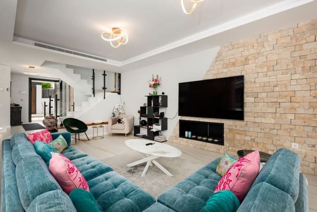 Chalet de 5 habitaciones en Nueva Andalucia, Marbella en venta con piscina garaje - 1.895.000 € (Ref: 8500058)