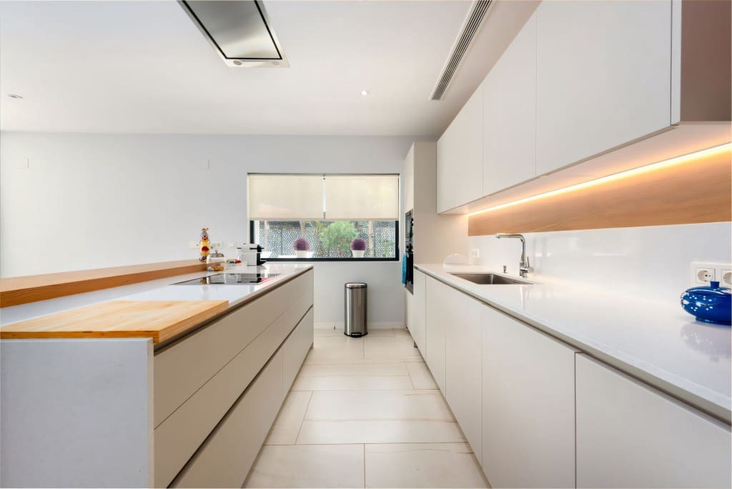 5 bedroom Villa for sale in Nueva Andalucia with pool garage - € 1,895,000 (Ref: 8500058)