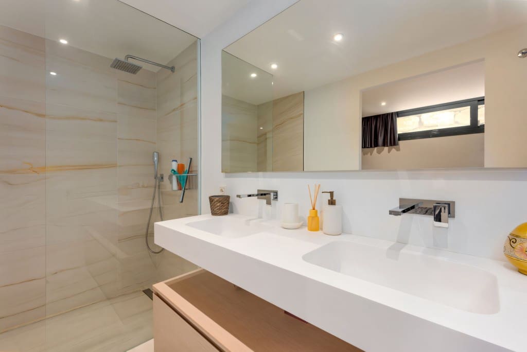 5 bedroom Villa for sale in Nueva Andalucia with pool garage - € 1,895,000 (Ref: 8500058)