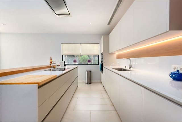 Chalet de 5 habitaciones en Nueva Andalucia, Marbella en venta con piscina garaje - 1.895.000 € (Ref: 8500058)