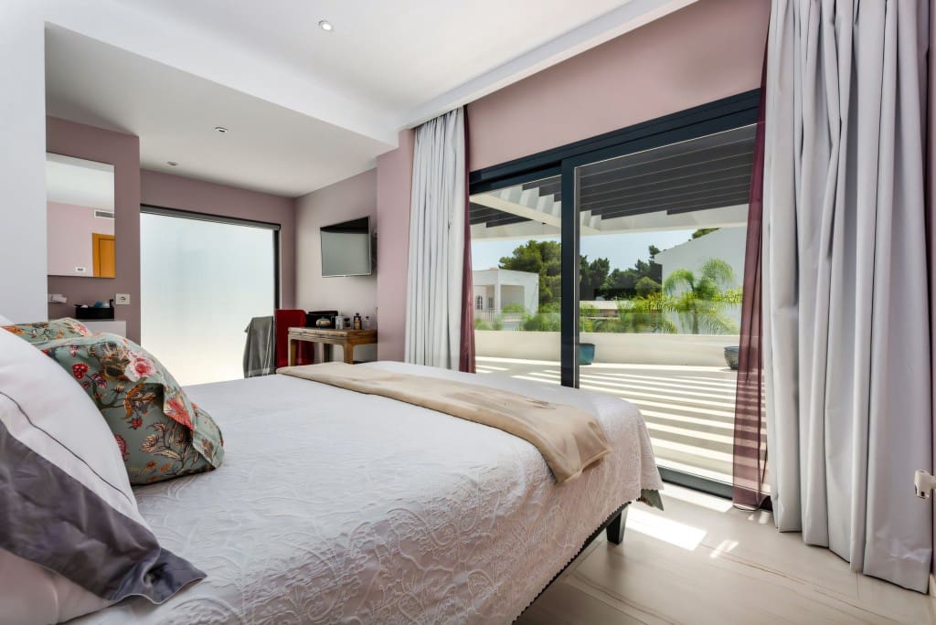 5 bedroom Villa for sale in Nueva Andalucia with pool garage - € 1,895,000 (Ref: 8500058)