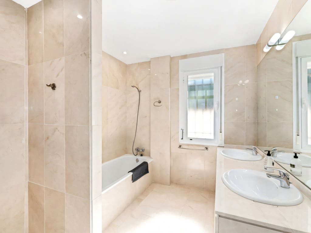 4 chambre Villa/Maison à vendre à Riviera del Sol avec piscine garage - 699 000 € (Ref: 8577538)