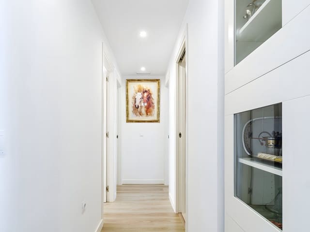 Apartamento de 3 habitaciones en Nueva Andalucia, Marbella en venta con piscina garaje - 430.000 € (Ref: 8651976)