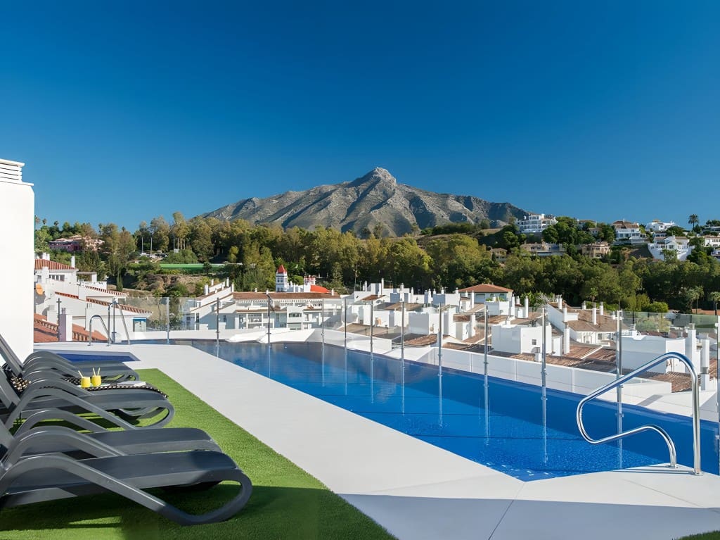 Apartamento de 3 habitaciones en Nueva Andalucia en venta con piscina garaje - 430.000 € (Ref: 8651976)