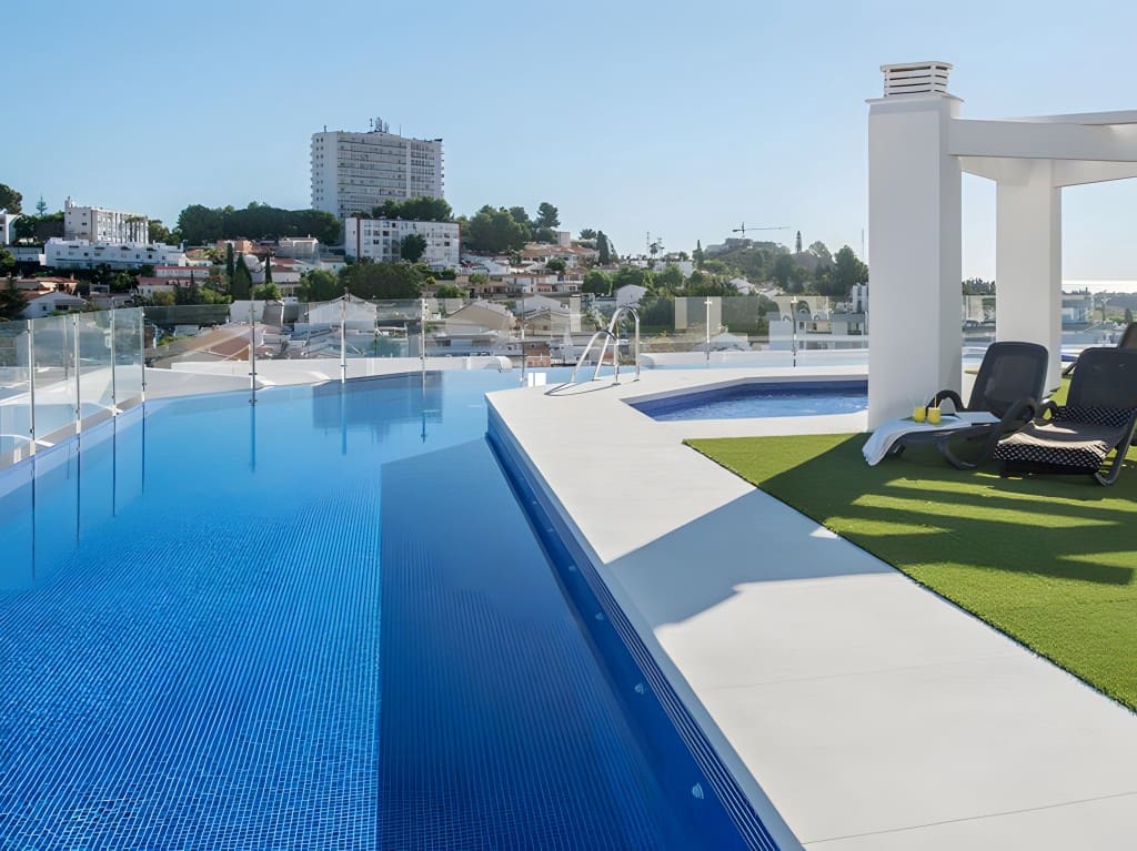 Apartamento de 3 habitaciones en Nueva Andalucia en venta con piscina garaje - 430.000 € (Ref: 8651976)