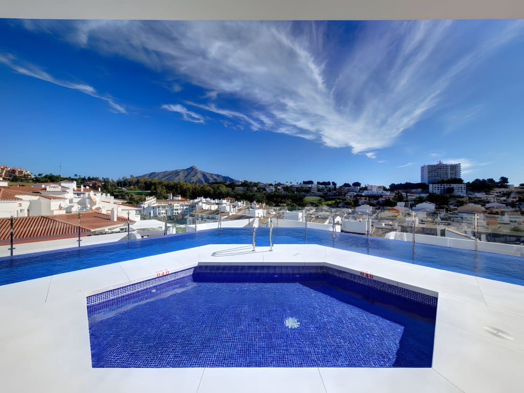 Apartamento de 3 habitaciones en Nueva Andalucia en venta con piscina garaje - 430.000 € (Ref: 8651976)