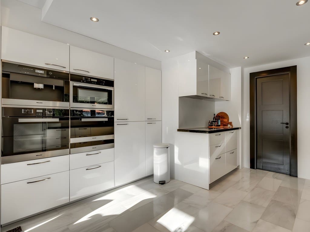 5 bedroom Villa for sale in Nueva Andalucia with pool garage - € 1,894,000 (Ref: 8670182)