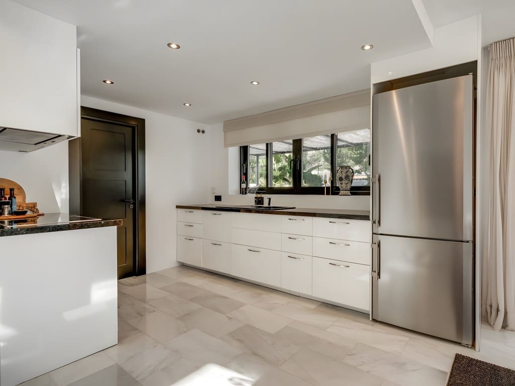 5 bedroom Villa for sale in Nueva Andalucia with pool garage - € 1,894,000 (Ref: 8670182)