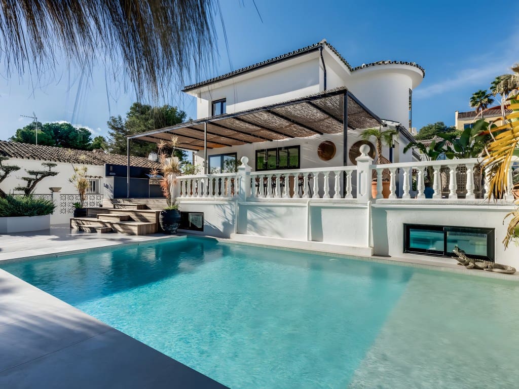 5 bedroom Villa for sale in Nueva Andalucia with pool garage - € 1,894,000 (Ref: 8670182)