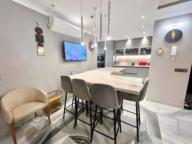 Apartamento de 4 habitaciones en San Pedro de Alcantara, Marbella en venta con piscina garaje - 1.380.000 € (Ref: 8701679)