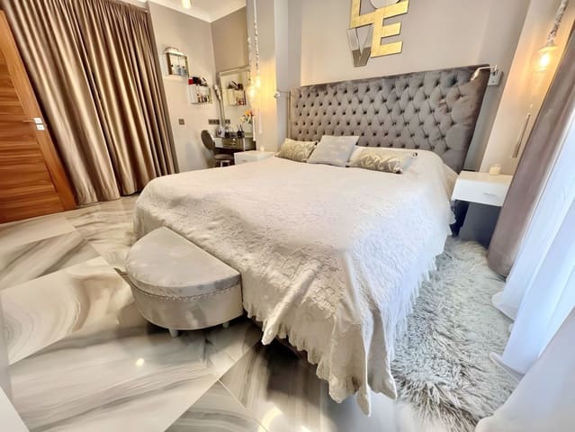 Apartamento de 4 habitaciones en San Pedro de Alcantara, Marbella en venta con piscina garaje - 1.380.000 € (Ref: 8701679)