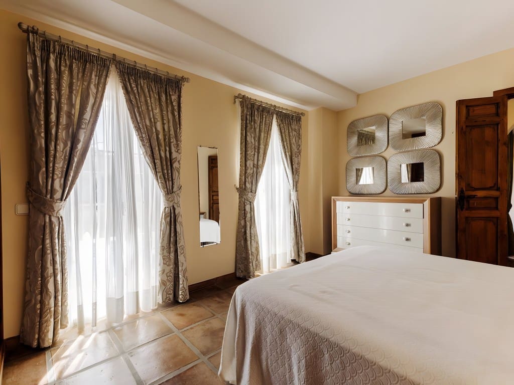 5 sypialnia Willa na sprzedaż w Los Monteros z basenem garażem - 3 795 000 € (Ref: 8709008)