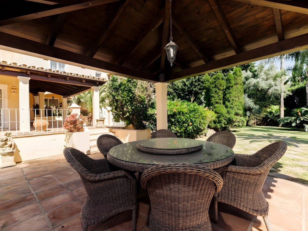 5 sypialnia Willa na sprzedaż w Los Monteros z basenem garażem - 3 795 000 € (Ref: 8709008)