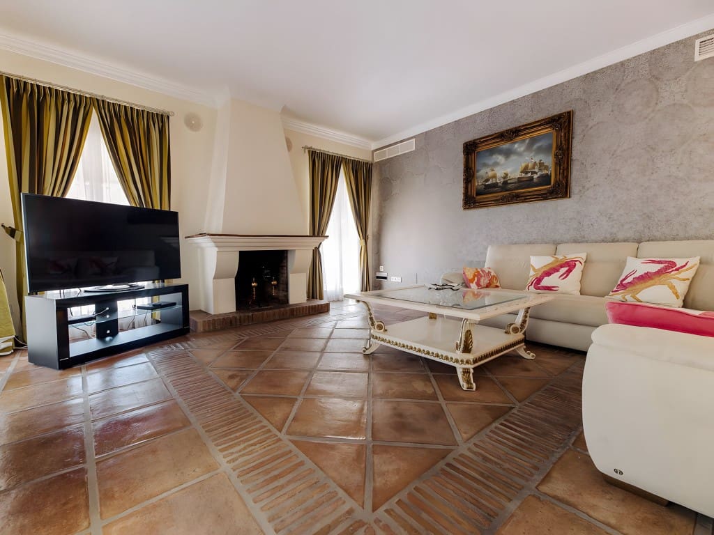 5 sypialnia Willa na sprzedaż w Los Monteros z basenem garażem - 3 795 000 € (Ref: 8709008)