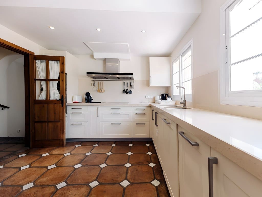 5 sypialnia Willa na sprzedaż w Los Monteros z basenem garażem - 3 795 000 € (Ref: 8709008)