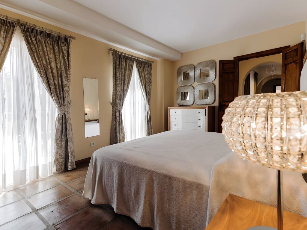 5 sypialnia Willa na sprzedaż w Los Monteros z basenem garażem - 3 795 000 € (Ref: 8709008)