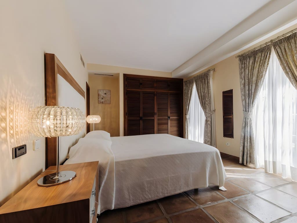 5 sypialnia Willa na sprzedaż w Los Monteros z basenem garażem - 3 795 000 € (Ref: 8709008)