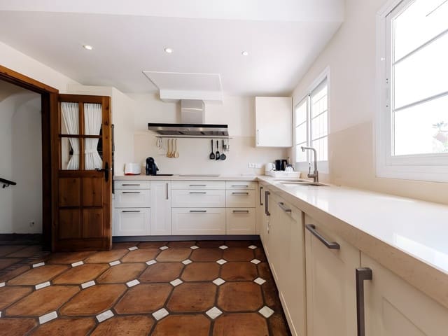 Chalet de 5 habitaciones en Los Monteros, Marbella en venta con piscina garaje - 3.795.000 € (Ref: 8709008)