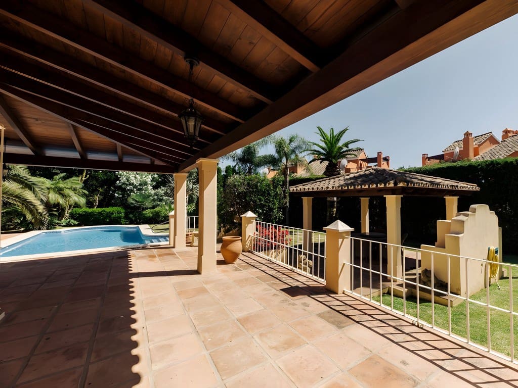 5 sypialnia Willa na sprzedaż w Los Monteros z basenem garażem - 3 795 000 € (Ref: 8709008)