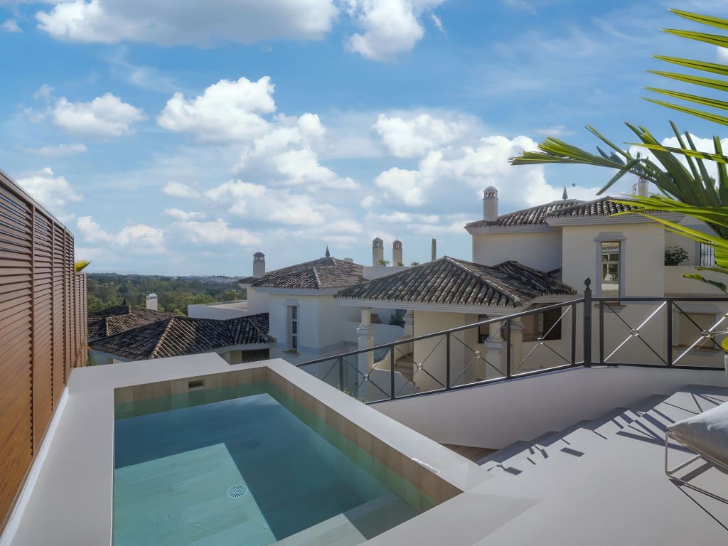 3 bedroom Apartment for sale in Nueva Andalucia with pool garage - € 1,095,000 (Ref: 8717047)