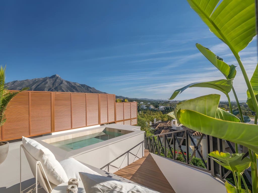 3 bedroom Apartment for sale in Nueva Andalucia with pool garage - € 1,095,000 (Ref: 8717047)