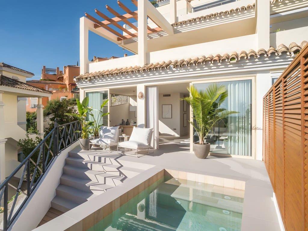 3 bedroom Apartment for sale in Nueva Andalucia with pool garage - € 1,095,000 (Ref: 8717047)