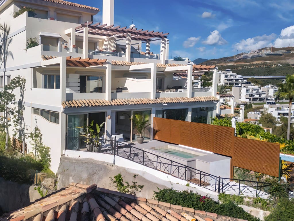 3 bedroom Apartment for sale in Nueva Andalucia with pool garage - € 1,095,000 (Ref: 8717047)