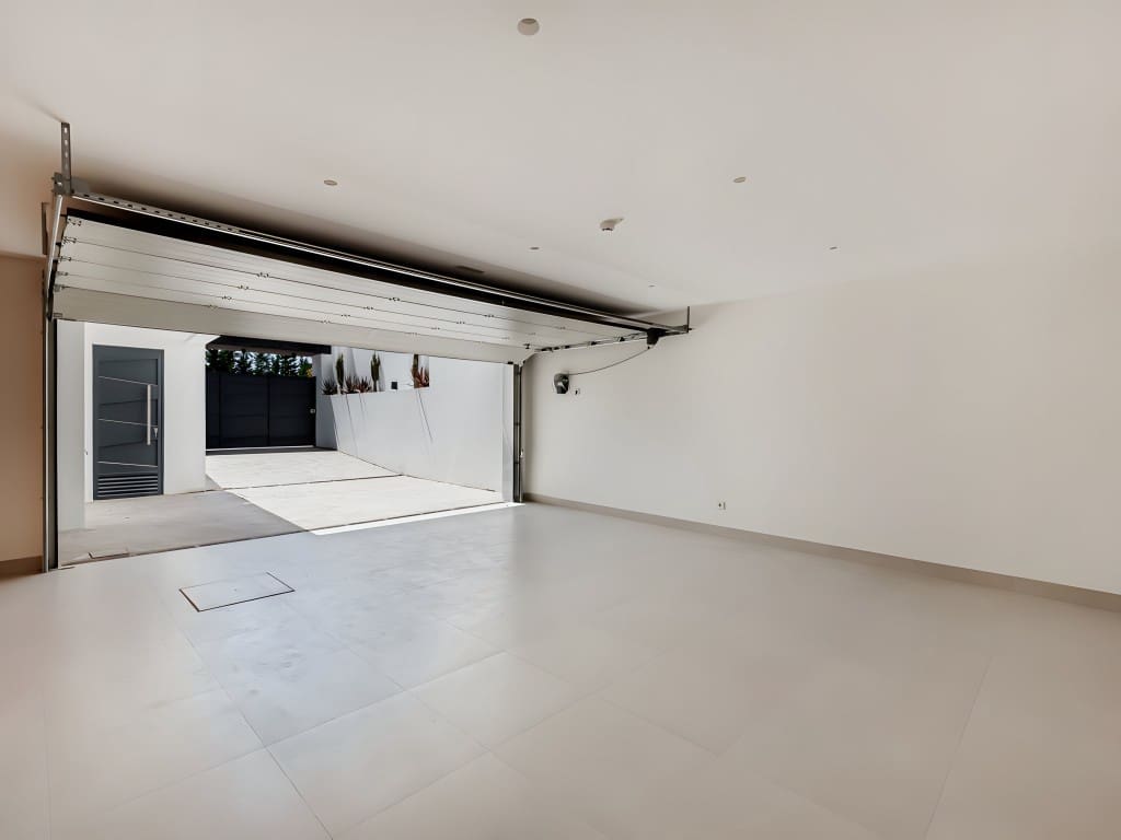 4 bedroom Villa for sale in Nueva Andalucia with pool garage - € 3,900,000 (Ref: 8723639)