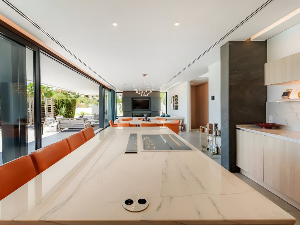 4 bedroom Villa for sale in Nueva Andalucia with pool garage - € 3,900,000 (Ref: 8723639)