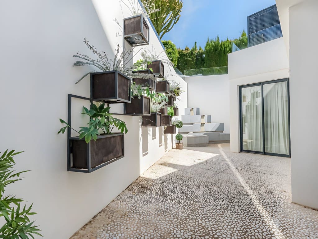 4 bedroom Villa for sale in Nueva Andalucia with pool garage - € 3,900,000 (Ref: 8723639)