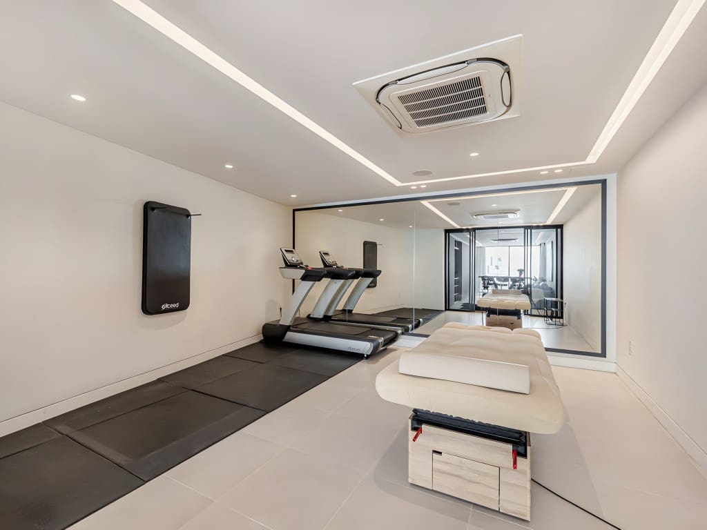 4 bedroom Villa for sale in Nueva Andalucia with pool garage - € 3,900,000 (Ref: 8723639)