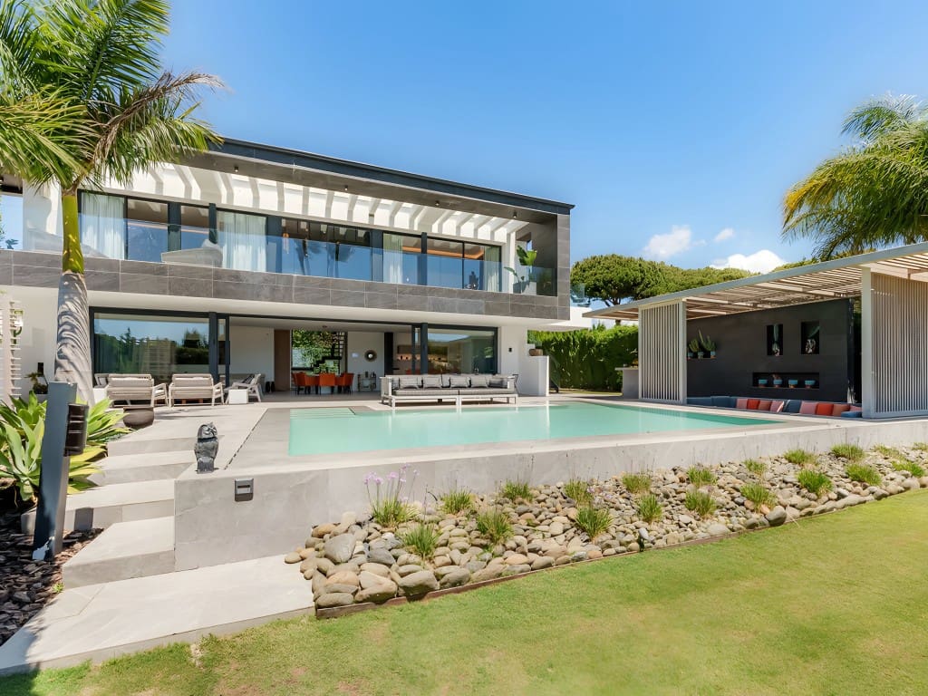 4 bedroom Villa for sale in Nueva Andalucia with pool garage - € 3,900,000 (Ref: 8723639)