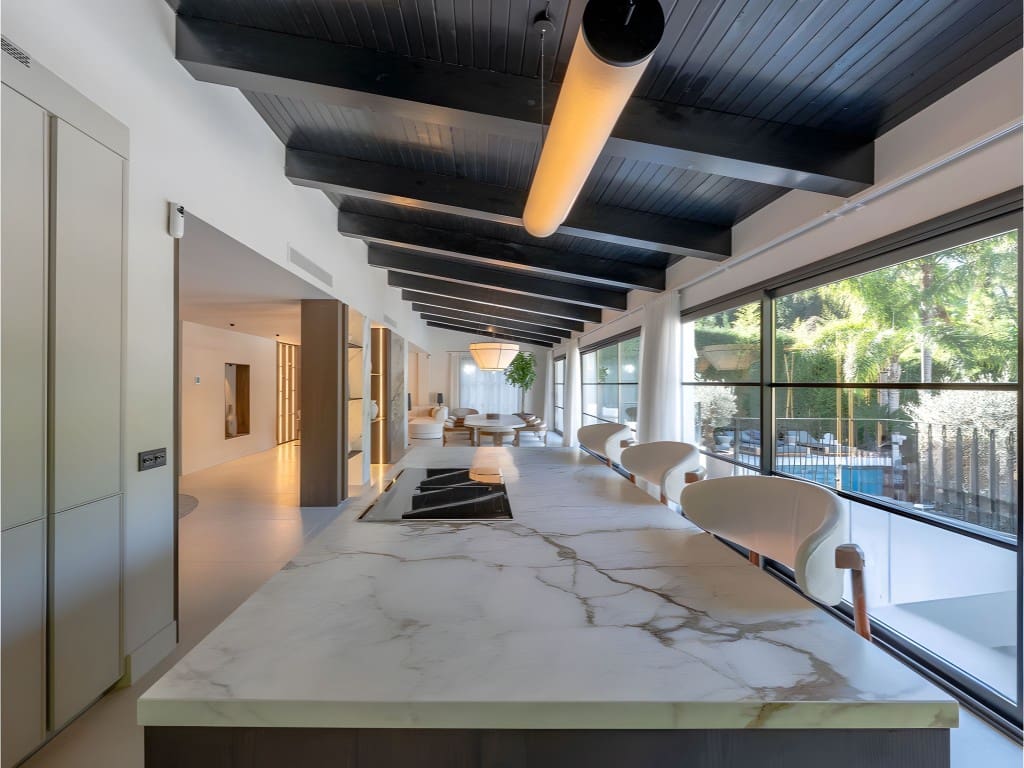 5 slaapkamer Villa te koop in Nueva Andalucia met zwembad garage - € 4.850.000 (Ref: 8798317)