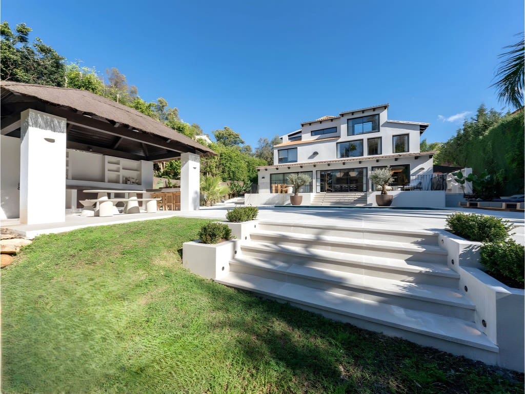 5 slaapkamer Villa te koop in Nueva Andalucia met zwembad garage - € 4.850.000 (Ref: 8798317)