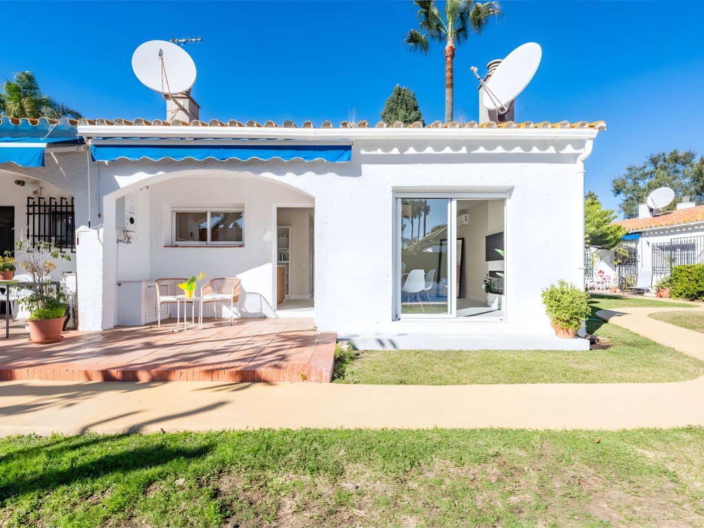 2 soverom Leilighet til salgs i Nueva Andalucia med svømmebasseng garasje - € 549 000 (Ref: 8805632)