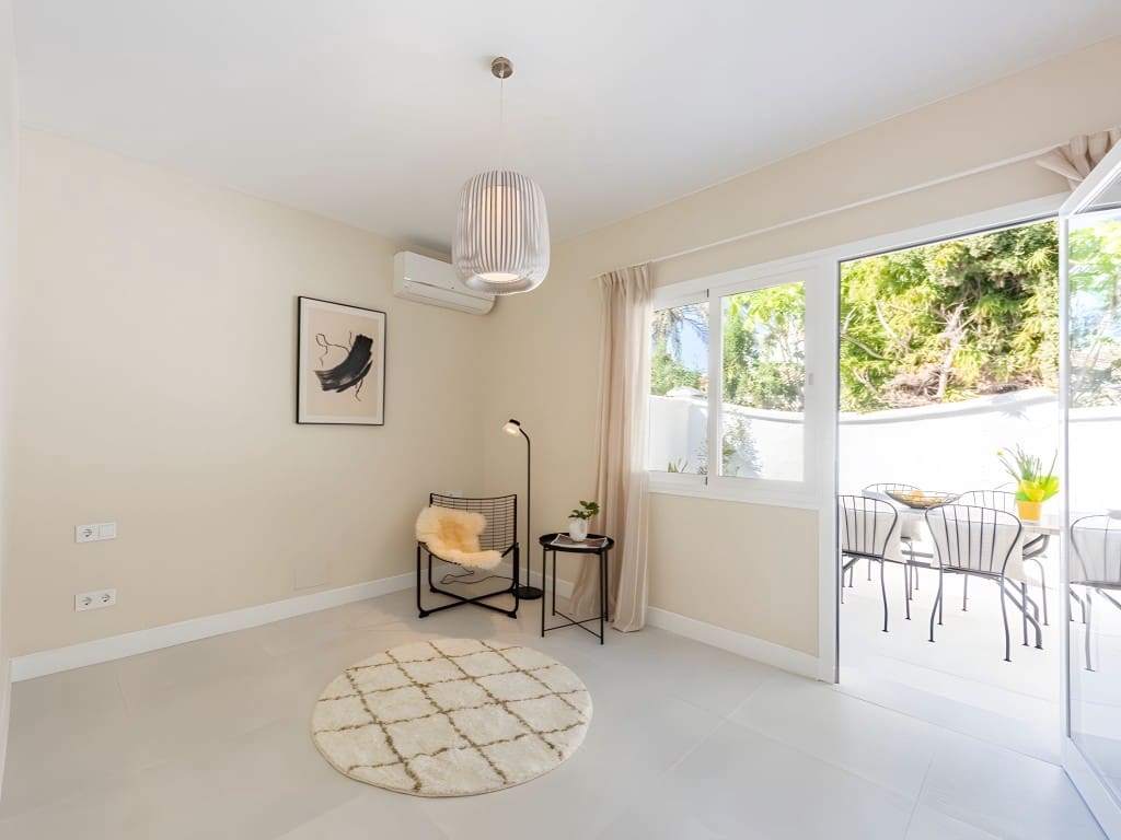 2 soverom Leilighet til salgs i Nueva Andalucia med svømmebasseng garasje - € 549 000 (Ref: 8805632)