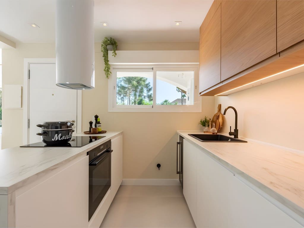 2 soverom Leilighet til salgs i Nueva Andalucia med svømmebasseng garasje - € 549 000 (Ref: 8805632)