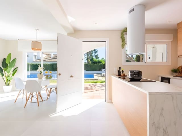 2 chambre Appartement à vendre à Nueva Andalucia, Marbella avec piscine garage - 549 000 € (Ref: 8805632)