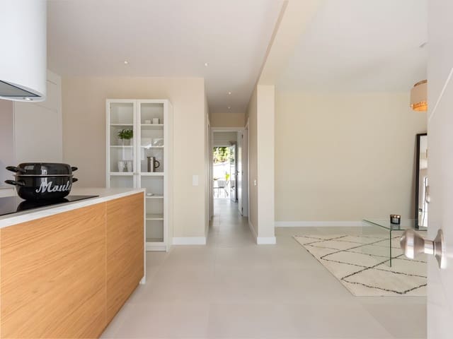 2 chambre Appartement à vendre à Nueva Andalucia, Marbella avec piscine garage - 549 000 € (Ref: 8805632)