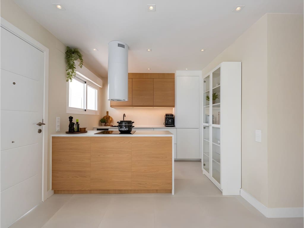 2 soverom Leilighet til salgs i Nueva Andalucia med svømmebasseng garasje - € 549 000 (Ref: 8805632)