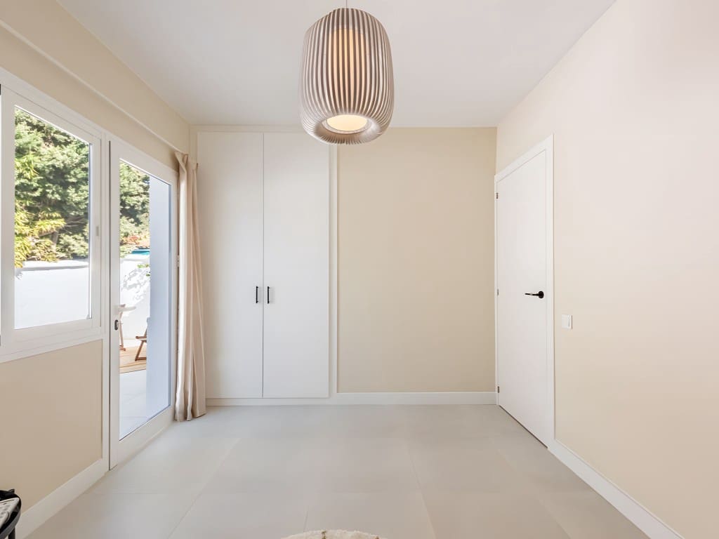 2 soverom Leilighet til salgs i Nueva Andalucia med svømmebasseng garasje - € 549 000 (Ref: 8805632)